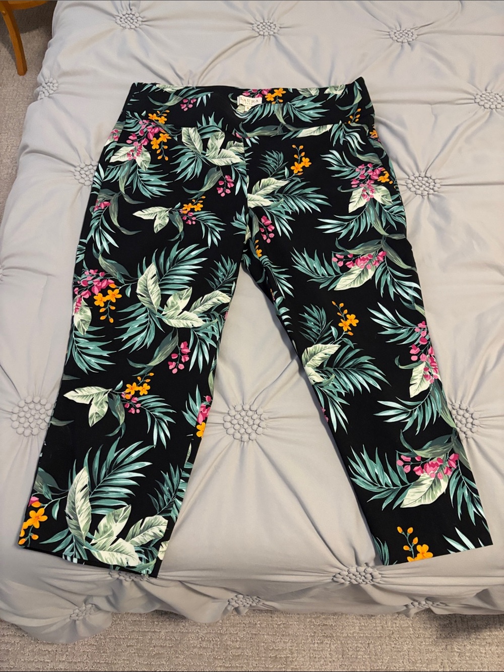 Tropical Print Capri Leggings - Black with Green & Pink